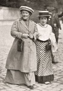 8 Mart'ın Dünya Kadınlar Günü olarak kutlanmasını öneren Clara Zetkin (solda) Rosa Luxemburg ile.